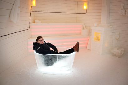 Kemin lumilinnassa on esillä tänä talvena suomalainen onni – onni voi olla esimerkiksi ammeessa saunassa istumista
