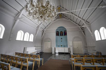 Kaksi päinvastaista maailmaa kohtaa Oulun hautausmaan vaatimattomassa kappelissa, joka täyttää nyt 100 vuotta