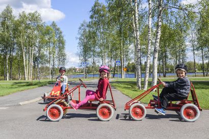 "Täällä on kiva ajaa" – Oula, Viivi ja Viljami harjoittelivat ajotaitoja innokkaasti – Kuusamon liikennepuistoon vain oireettomana ja mieluiten omat kypärät mukana