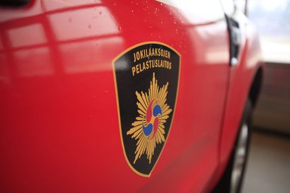 Poliisi tutkii kolmen auton peräänajoa Nivalassa – yksi henkilö kuljetettiin sairaalaan