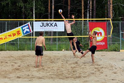 Ville Sorvoja pelaa beach volleyn SM-finaaliturnauksessa