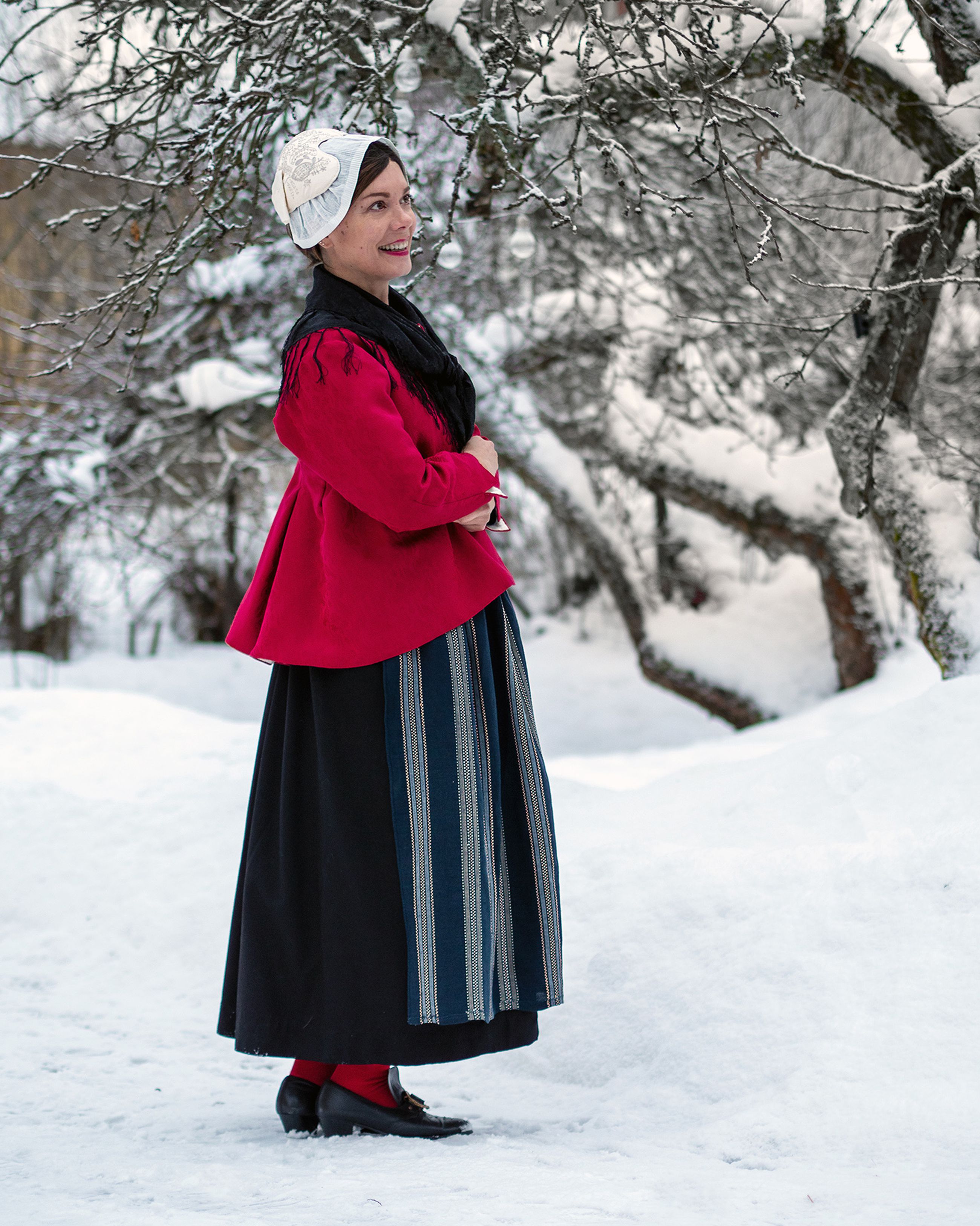 Oulunsalolainen Leena Ung aloitti Rantalakeuden kansallispuvun 