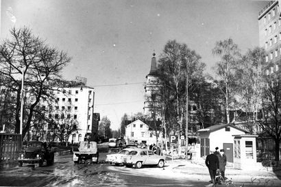 Vanhat kuvat: Kirkontorni on nähnyt Oulun kaupungin muuttuvan ympärillään – Kirkkokadulla on marssinut niin sotilaita, vapunviettäjiä kuin shoppaajiakin