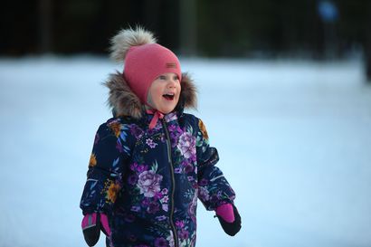 2-vuotias Minttu Perälä nauttii hiihtämisestä – hiihtokoulujen kevätkausi käynnistyy pian