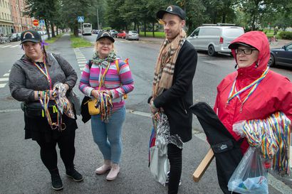 "Sateen jälkeen tulee toivottavasti sateenkaari" – Helsinki Pride kerää vähitellen värikästä väkeä kaduille ja puistoihin, mutta sää saa monet jäämään nettiin