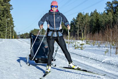 Oululainen Jemina Pirnes, 35, ottaa lapset mukaan hiihtolenkille, jotta voi hiihtää milloin itse haluaa