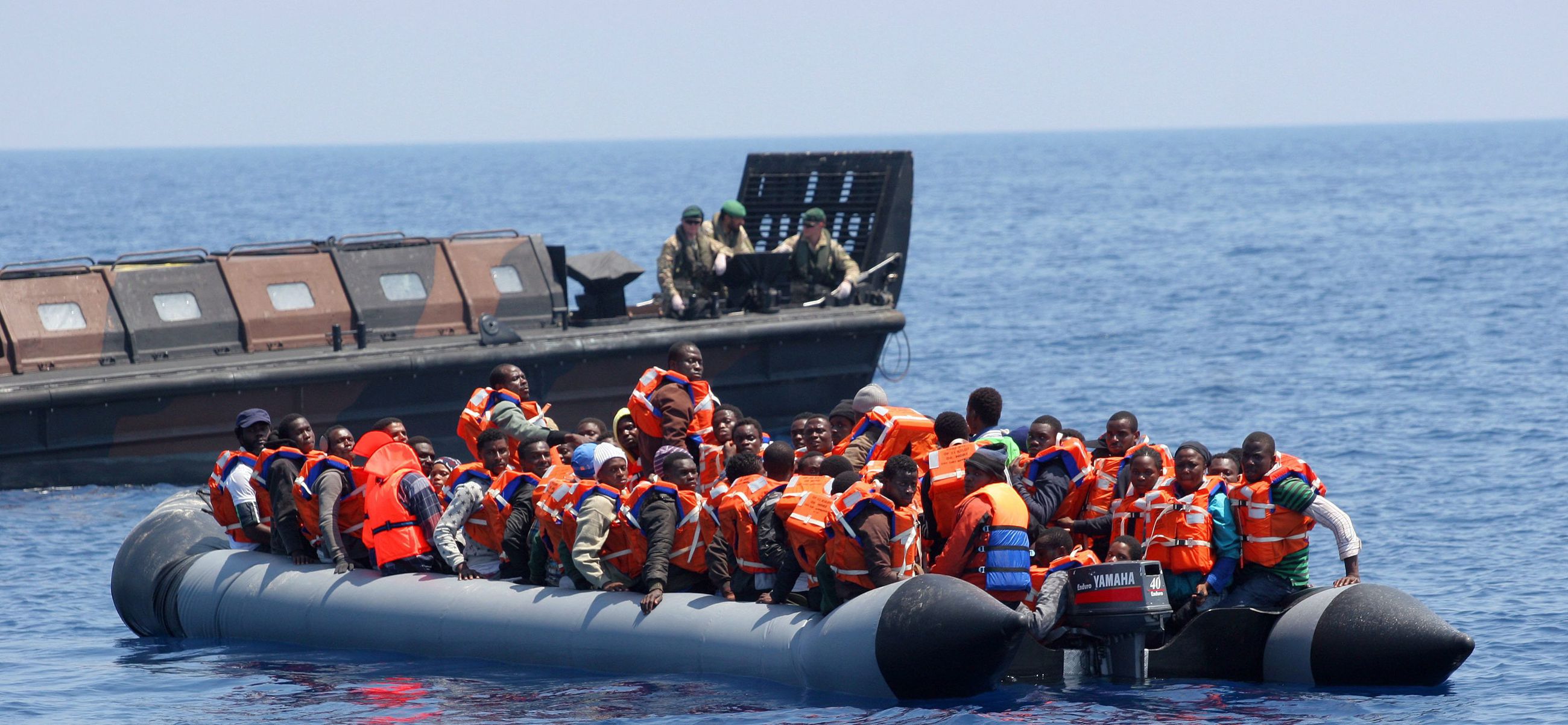 Служба спасения на море Испания. Береговая охрана Италии. Мигранты на лодках. Беженцы на лодках.