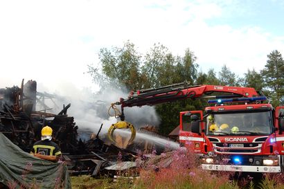Salama sytytti asumattoman talon palamaan Raahessa – savu ja pelastustyöt haittasivat liikennettä tuntien ajan