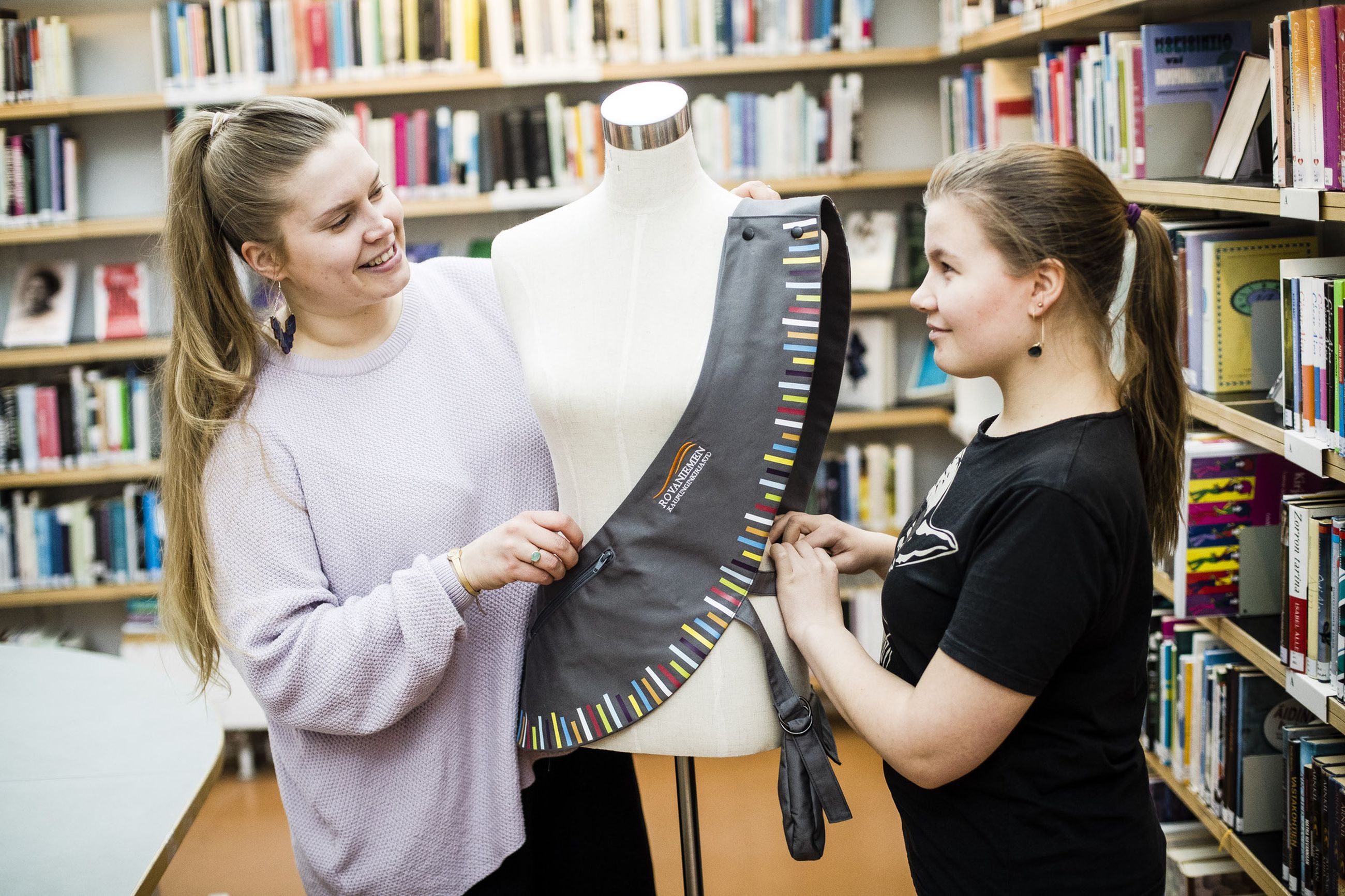 rack Herbs Lodging Perushuppari vai missimallinen vyöteliivi – Vaatetussuunnittelun opiskelijat  suunnittelivat kirjastolle työvaatteet | Lapin Kansa