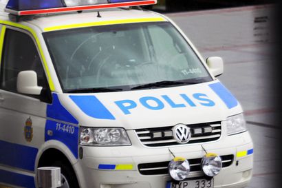 SVT: Poliisi riisutti rekkakuskin Pohjois-Ruotsissa alasti ja etsi kuljettajakorttia tämän takapuolesta