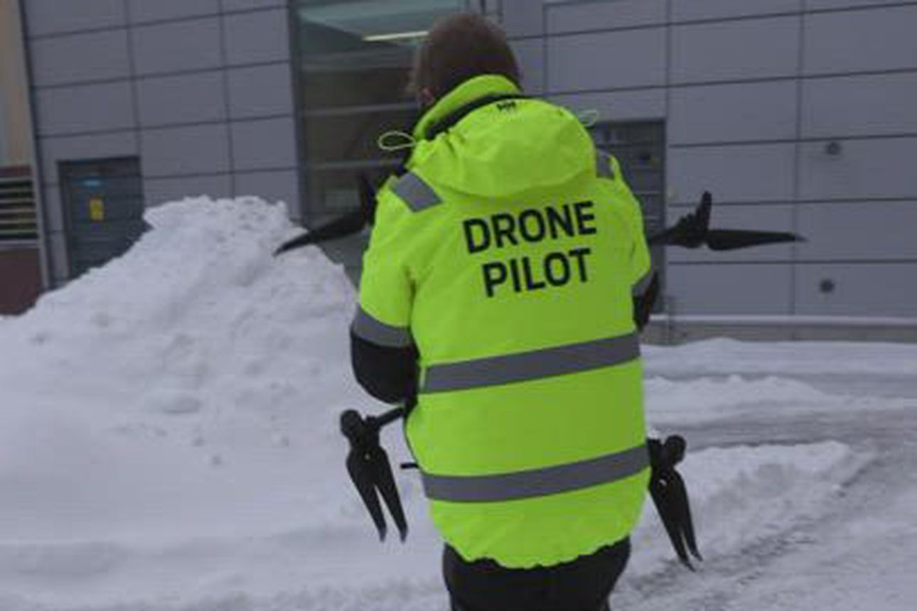 Oulun VTT:n droonitutkija Timo Lind esittelee drooneja