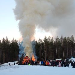 Katso kuvagalleria: 40 tunnelmakuvaa pääsiäiskokoilta Oulaisista –Virvottiin ja herkuteltiin
