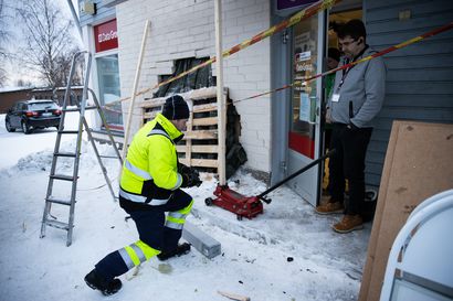 Liikehuoneiston seinästä Kuusamossa läpi ajanut aiheutti tuhansien eurojen vahingot, arvioi yrittäjä – tältä onnettomuuspaikalla näyttää