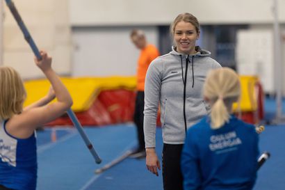 Oulun Pyrinnön olympiaurheilija Elina Lampela opasti Hyppylajipäivässä lapsia, jotka halusivat kokeilla hyppäämistä seipään kanssa: "Aika monen ohjaajan on vaikeaa opettaa seiväshyppyä"