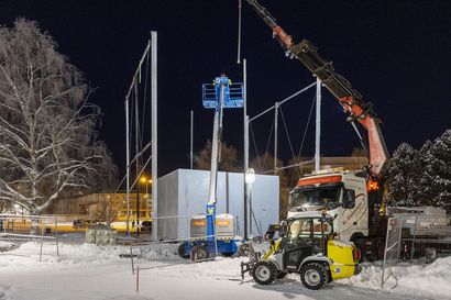 Toimenpidelupa puuttuu vielä – massiivisen lumirakennelman työt ovat alkaneet arvotontilla Rovaniemen Aalto-keskuksessa