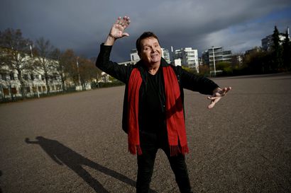 "Voi sanoa niin, että elämä pelasti minut", kertoo 60 vuotta täyttävä oululaislähtöinen näyttelijä, tanssija ja koreografi Mikko Rasila