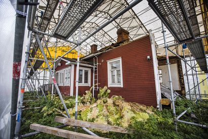 Rovaniemi selvittää korjaamisen ohella myös punaisen tuvan purkamista – hirsianalyysi tukee käsitystä, että tupa on rakennettu 1800-luvulla