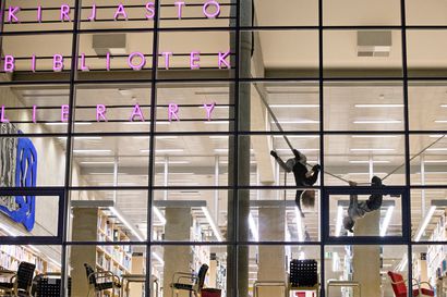Kirjaimet karkaavat Oulun tyhjässä kirjastossa – Valofestivaalille tulevan teoksen sisään, läpi ja lomitse voi kävellä
