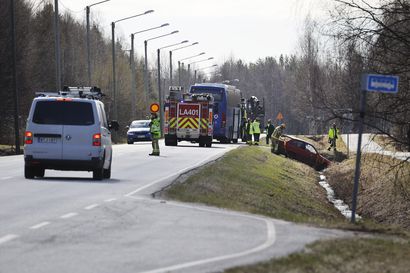 Linja-auto kolaroi henkilöauton kanssa Rovaniemellä – kyydissä yli 30 matkustajaa, henkilöauto suistui ojaan