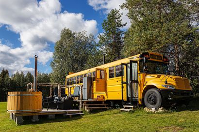 Oulangan maisemiin muuttanut brittipariskunta rakensi vuokramökin vanhasta koulubussista – Päätös muuttaa Suomeen syntyi ensisilmäyksellä
