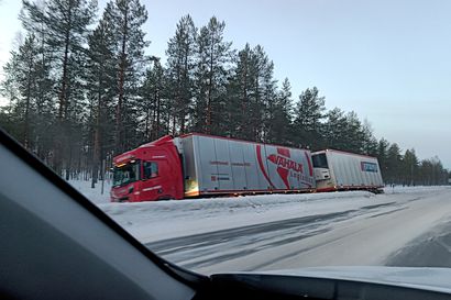Rekka ajoi ojaan Kasitiellä Siikajoen ja Limingan välillä – liikenteelle järjestettiin kiertotiet nostotöiden ajaksi