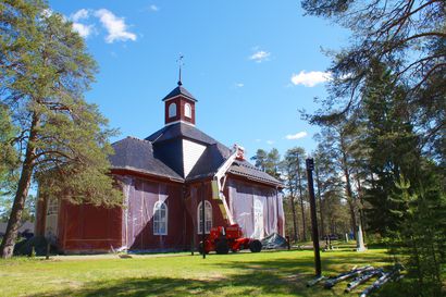 Kirkonmäellä tuoksuu terva – yksin kirkon katossa 1100 neliömetriä käsiteltävää