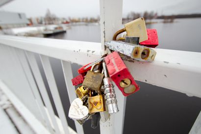 Oulunkin sillankaiteista löytyy ikuisen rakkauden merkiksi kiinnitettyjä lukkoja – "Periaatteessa kiellettyä"
