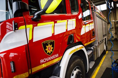 Talo paloi Rovaniemen Perunkajärvellä – seitsemän henkilöä pelastautui kaksikerroksisesta hirsitalosta