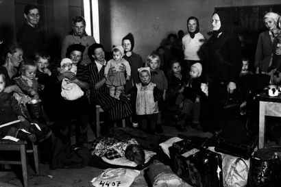 Oulun asemalla nyyttiensä kanssa odottavat pakolaiset toivat viiltävän viestin – Sota loppui idässä, mutta alkoi pohjoisessa