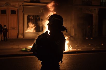 Pariisin poliisi pahoinpiteli mustan musiikkituottajan, koska tällä ei ollut kasvomaskia