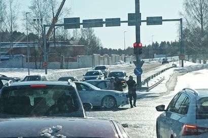 Kaksi henkilöautoa kolaroi Kainuuntiellä Oulun Kaukovainiolla – liikenne ruuhkautui