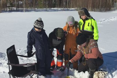 Videolla Janita Kaikkonen antaa pilkkimiseen opastusta Kangasjärven jäällä. Kuulolla olivat muun muassa Altti Pehkonen, Siiri Knuutinen, Heikki Leinonen ja Frans Mällinen.