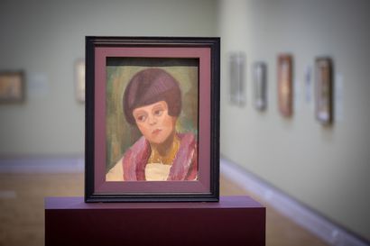 Mysteerityttö lymysi maalauksen takana – tunnistatko, kuka Oulun taidemuseon näyttelyssä olevassa muotokuvassa on?