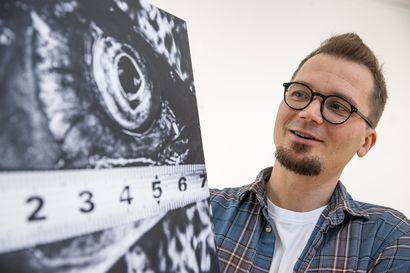 Koillissanomien entinen valokuvaaja Mikko Halvari vaihtoi kameran ja tietokoneen Google-kääntäjään ja muiden auttamiseen: "On tässä ollut muutamia tosi hektisiä päiviä"