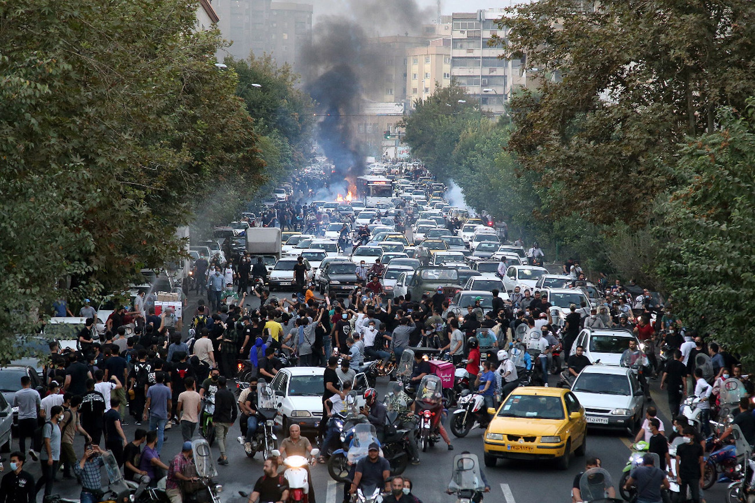 Hallitusta ja pukeutumissääntöjä vastustavat mielenosoitukset ovat ottaneet yhteen poliisien kanssa Iranissa. Kuva 21. syyskuuta protestista.
