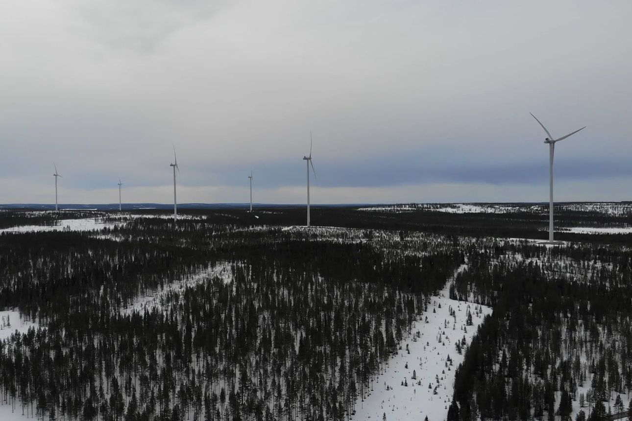 Seitsemän voimalan tuulivoimapuiston Kuusamon ja Posion rajalla