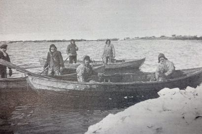 Jäämeren rannikon kalastajakylissä asui 1800-luvun lopulla paljon kuusamolaisia – joukossa oli myös Johan Kustaa Nevalan perhe, joka päätyi lopulta Amerikkaan