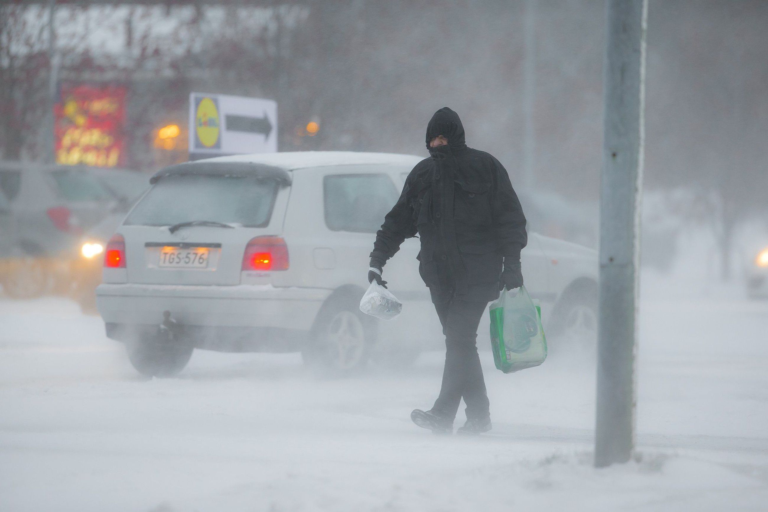 Talvimyrsky katkaissut sähköt jo 50 000 taloudelta – lumisade sotkee  liikennettä | Kaleva