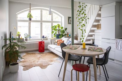 Oululainen Pinja Vähäkangas on tehnyt alle 30 neliön asunnostaan kaksion oloisen retrokodin tilaa säästävillä ratkaisuilla
