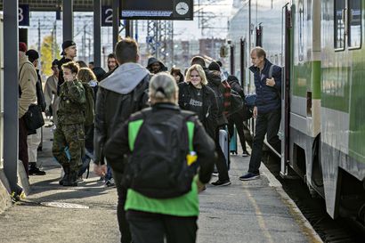 Juna-asemien aikataulumonitorit jumittivat häiriön vuoksi maanantaiaamuna