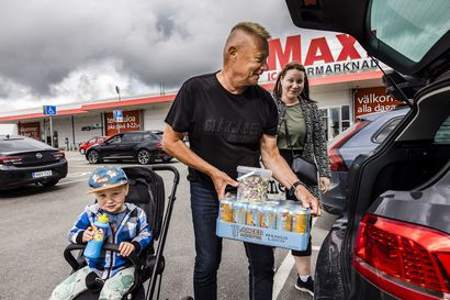 Haastolat ajoivat Oulusta ruokaostoksille Ruotsin puolelle – Ruokakorin saa selvästi halvemmalla Prismasta, mutta herkuissa Haaparanta vie voiton