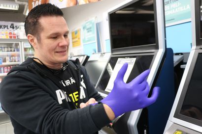 Oulaistelainen Arto Hintsala päätti, että kioskiyrittäjyys saa jäädä historiaan: Tekevät kädet sujahtavat siivoushanskoihin