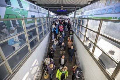 Oulun rautatieaseman matkustajamäärät ovat nyt jo suurempia kuin ennen pandemiaa, ja täysissä junissa liput ovat kalliimpia – Oulun ja Helsingin välille suunnitteilla lisää juna- ja lentovuoroja