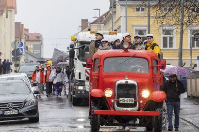 Vapunviettoa on jatkettu kulkueilla ja poliittisilla puheilla – vappuviikonloppu sujui osassa maata jopa poikkeuksellisen rauhallisesti, Oulussa liikkeellä oli lähinnä haalarikansaa