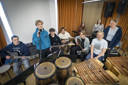 "Olen nähnyt, kuinka musiikki tuo itsevarmuutta oppilaalle" – 30 vuotta täyttävä nuorten Rotuaari Soi -bänditapahtuma kantaa huolta musiikin asemasta kouluissa