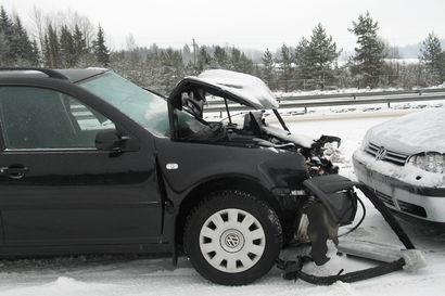 Tiesitkö: Jos kevättulva rikkoo moottorin tai auto putoaa jäihin, vaurioita ei aina korvatakaan – 10 tärkeää faktaa ajoneuvojen vakuutusmääräyksistä