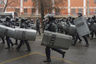Kazakstanin presidentin mukaan mielenosoittajien kanssa ei neuvotella ja joukot ampuvat varoituksetta
