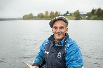 Mauri Tuovila on kalastanut kotijärvellään koko ikänsä, mutta enää ei muita verkkomiehiä näy – kalaa kuitenkin tulee niin hyvin, että siitä riittää jakaa muillekin
