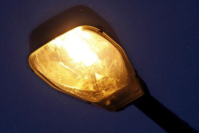 Tievalot uhkaavat sammua viideltä yksityistieltä Raahessa koska valaistussopimuksia ei ole allekirjoitettu ja kaupunki lopettaa sähkölaskujen maksamisen