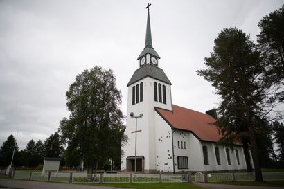 "Ne olivat viimeisiä palveluksia rakkailleni" – Tuukka Kyllöselle on tärkeää, että hän sai soittaa urkuja hautajaisissa: Viisi ihmistä kertoo muistonsa 70 vuotta täyttävästä Kuusamon kirkosta